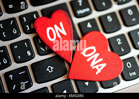 Internetová seznamka - virtuální láska - červená dvě srdce na klávesnici/virtual on-line-dating - zwei rote Herzen auf der Tastatur Stockfoto