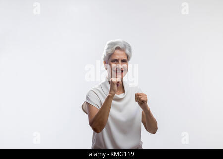 Gerne ältere Frau Jubel Stockfoto