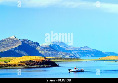 Isle of Skye, Inneren Hebriden in Schottland. Fähre von raasay Eingabe Loch Sligachan. Suche nach Nordwesten auf der Trotternish Halbinsel Stockfoto