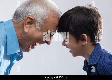 Großvater und Enkel an jedem anderen Suchen Stockfoto