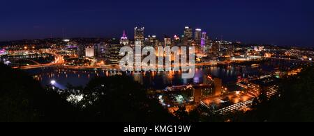 PITTSBURGH, PENNSYLVANIA, 19. OKTOBER 2017: NÄCHTLICHE PANORAMAAUFNAHME DER SKYLINE VON PITTSBURGH, PENNSYLVANIA Stockfoto