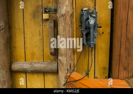 Altes Telefon auf gelb Platten und Türen Stockfoto