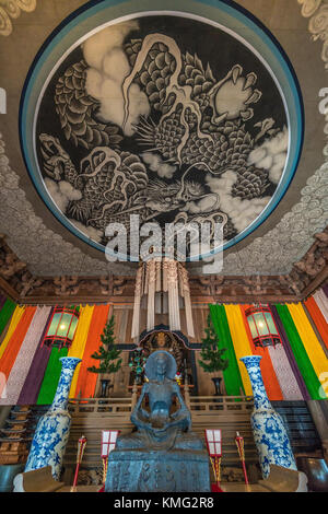 Kamakura, Japan - 9. August 2017: Fasten Buddha satue aus Pakistan, unryu-zu Drachen Gemälde an der Decke von hatto (Hörsaal) oder Dharma Hall Stockfoto