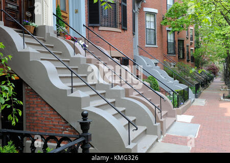 Wunderschöner Eingangsbereich Schritte der südlichen Ende bowfront Apartments in Boston, Massachusetts. roten Backsteinmauern, Stein, Verkleidung Eisengeländer, wellenförmige Muster ... Stockfoto