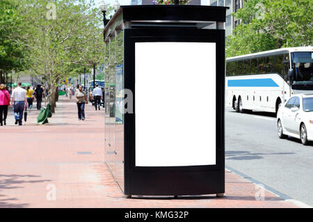 Bushaltestelle Werbung. blank Billboard auf Stein Bürgersteig, Menschen und Verkehr auf dem Hintergrund Stockfoto