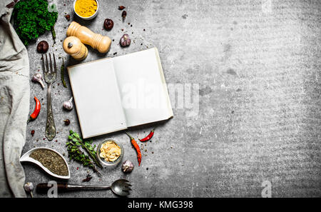 Buch der Rezepte. frische Gewürze und Kräuter. Auf einem Stein. Stockfoto
