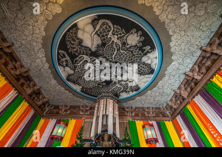 Kamakura, Japan - 9. August 2017: unryu-zu Drachen Gemälde an der Decke von Hatto (Hörsaal) oder Dharma Hall bei Kencho-ji-Tempel komplex. Stockfoto