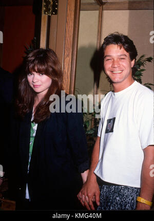 Schauspielerin Valerie Bertinelli und Musiker Eddie Van Halen an Billy Idol Konzert backstage in der Forum am 8. Mai in Los Angeles, Kalifornien 1987. Foto von Barry King/Alamy Stockfoto