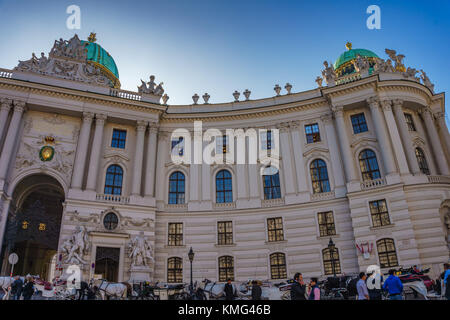 Zu Fuß rund um den überfüllten St. Michael Platz in der Hofburg. Es ist der Sitz der Macht der Habsburger Dynastie. Stockfoto