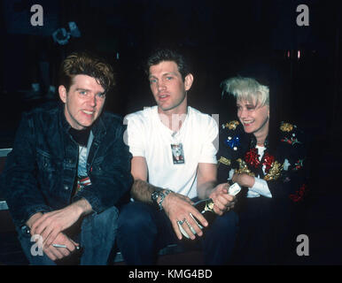 (L - R) Sänger Tom Bailey der Thompson Twins, Sänger/Musiker Chris Isaak und Sänger Alannah Currie der Thomson Twins backstage bei ihrem Konzert im Greek Theater am 26. Juni 1987 in Los Angeles, Kalifornien. Foto von Barry King/Alamy Stockfoto