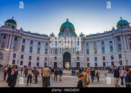 Zu Fuß rund um den überfüllten st. michael Platz in Hofburg entfernt. Es hat der Sitz der Macht der Habsburger Dynastie, Spanische Hofreitschule Stockfoto