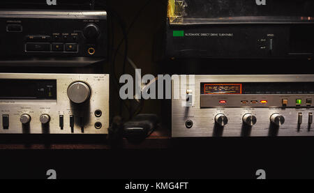 Radio Tuner, CD-Player, Grammophon und Kassettendeck. Stockfoto