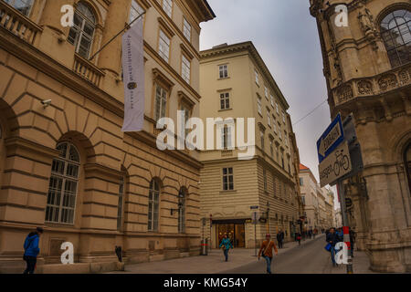 Street Fotografie in der Innenstadt von Wien, Österreich. bunten Läden, Geschäfte und Restaurants in der grabenstrasse. Wien, Österreich, Europa Stockfoto