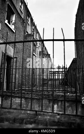 Slums 1960s Uk London, Gebäude verurteilen und werden 1967 HOMER SYKES abgerissen. Stockfoto