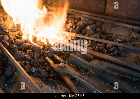 Schmiedezange zum Schmieden von Eisenbalken im Ofen Stockfoto