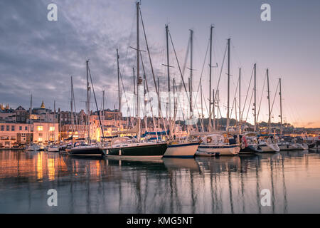 Yachten günstig in St Peter Port Marina Stockfoto