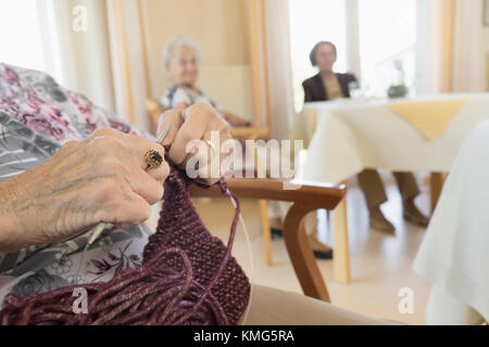 Ältere Frau häkeln in Ruhe zu Hause Stockfoto