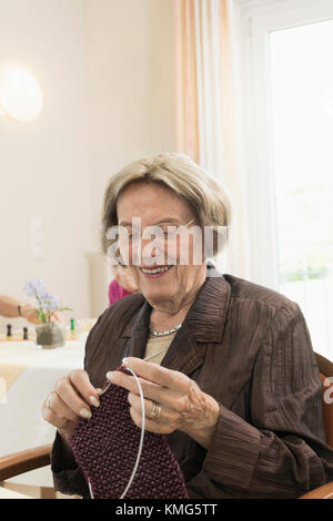 Ältere Frau in Ruhe zuhause Häkeln Stockfoto