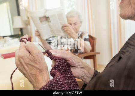 Ältere Frau in Ruhe zuhause Häkeln Stockfoto