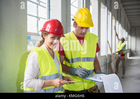 Bauarbeiter mit digitalem Tablet und dokumentieren auf der Baustelle Stockfoto