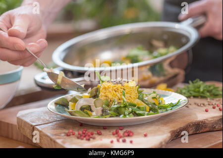 Eine Schüssel Reis, Spargel, Paprika und Koriander auf Platte Stockfoto