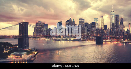 Einen malerischen Sonnenuntergang über New York City, Farbe getonte Bild, USA. Stockfoto
