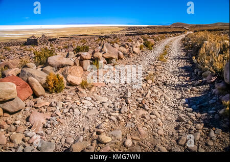 Die Straße, die zu den größten der Salzseen, Salar de Uyuni in Bolivien Stockfoto