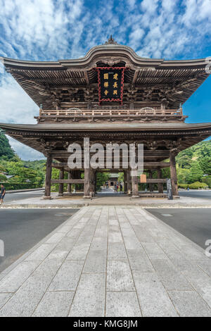 Kencho-ji-buddhistischen Tempel Sanmon-Tor hindurch. Holz- nijumon Stil zweistöckiges Doppel Dach Hengaku (Gold Inschrift) Haupteingang des Tempels. Stockfoto