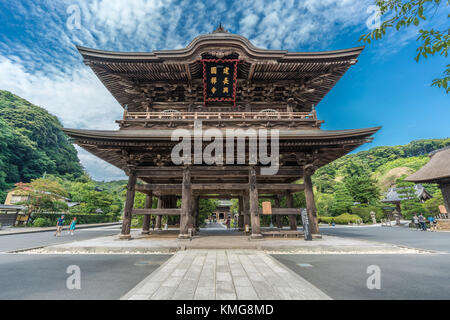 Kencho-ji-buddhistischen Tempel Sanmon-Tor hindurch. Holz- nijumon Stil zweistöckiges Doppel Dach Hengaku (Gold Inschrift) Haupteingang des Tempels. Stockfoto