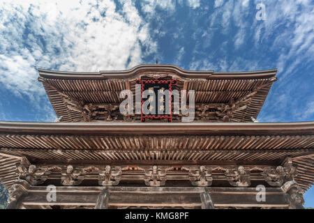 Kencho-ji-buddhistischen Tempel Sanmon-Tor hindurch. Holz- nijumon Stil zweistöckiges Doppel Dach Hengaku (Gold Inschrift) Haupteingang des Tempels. Stockfoto