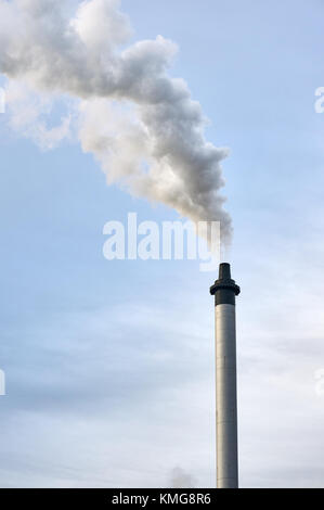Glasgow, Schottland - 1. Dezember 2017: ein Schornstein von Whiskey Distillery Strathclyde loslassen Dampf und Rauch in der Luft erzeugen die Umweltverschmutzung. Stockfoto