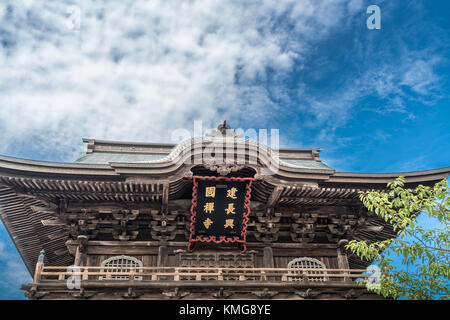 Kencho-ji-buddhistischen Tempel Sanmon-Tor hindurch. Holz- nijumon Stil zweistöckiges Doppel Dach Hengaku (Gold Inschrift) Haupteingang des Tempels. Stockfoto