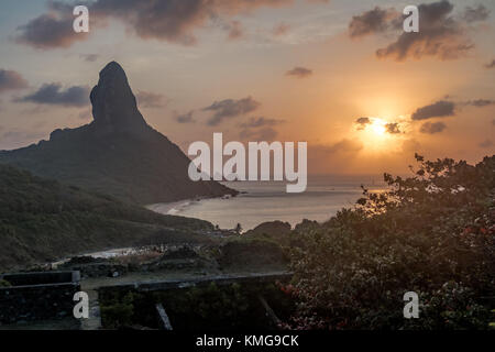 Sonnenuntergang Blick von Nossa Senhora dos Remedios Festung mit den Morro do Pico auf Hintergrund - Fernando de Noronha, Pernambuco, Brasilien Stockfoto