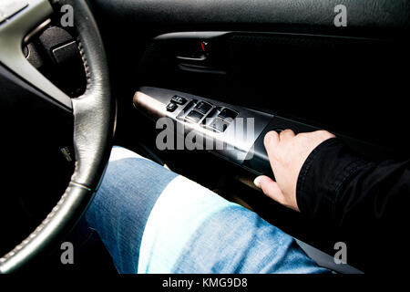 Close-up-Schalter offen Windows im Auto. Stockfoto