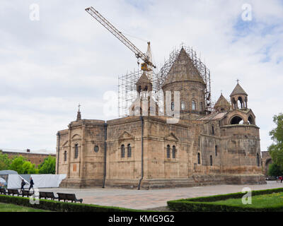 Mutter siehe der Heiligen Etschmiadzin, Sitz der Apostolischen Kirche, in Vagharshapat Armavir, Armenien, Dom Fassade mit laufenden Restaurierungsarbeiten Stockfoto