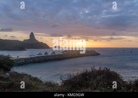 Sonnenuntergang von Fernando de Noronha mit Morro do Pico und Santo Antonio Hafen - Fernando de Noronha, Pernambuco, Brasilien Stockfoto