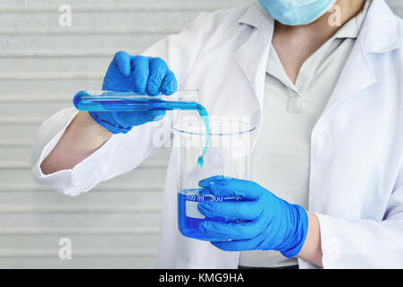 Wissenschaft Labor Forscher testen mit blauen Lösung in der Testumgebung Stockfoto