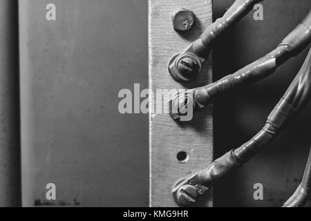 Reihe von drei grungy elektrischen Schalter und Verdrahtung in Dreck und Schmutz bedeckt, montiert in einem Kasten eine alte Mauer, Detailansicht mit Kopie Raum Stockfoto