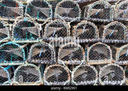 In der Nähe von Hummer und Krabben fischen Töpfe aufgetürmt, Nordküste, Schottland Stockfoto