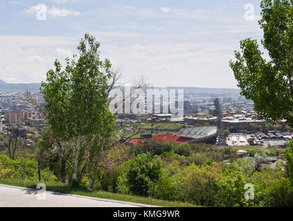 Panorama Ansicht des Kapitals und der Hrazdan Zentralstadion die wichtigsten Fußball-Arena in Eriwan, Armenien Stockfoto