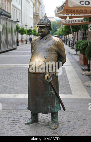 BUDAPEST, Ungarn - 13. Juli 2015: Das Fett Polizist Messing Statue an Zrinyi Straße in Budapest, Ungarn. Stockfoto