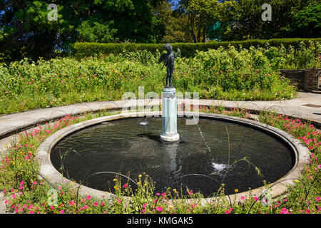 Kleine Bronze cupid Brunnen in Pioneer Memorial Garden in Königlicher botanischer Garten Sydney, New South Wales, Australien Stockfoto