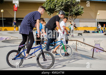 Bmx-Fahrer bei Skate Park, während Freestyle Wettbewerb, Fuengirola, Spanien. Stockfoto