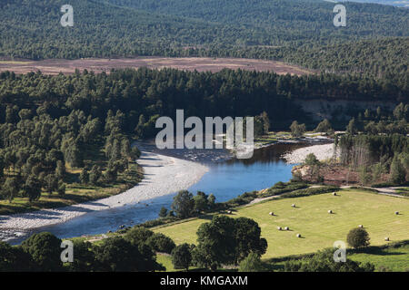 Die Dee zwischen Ballater und Aboyne, das einen neuen Kurs an, den der Fluss nach Sturm Frank Stockfoto