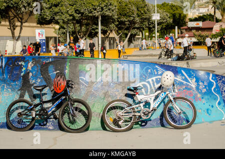 Bmx-Fahrer bei Skate Park, während Freestyle Wettbewerb, Fuengirola, Spanien. Stockfoto