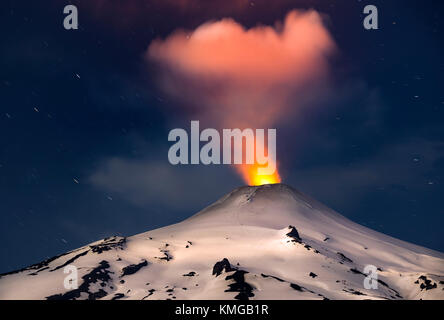 Volcán Villarrica / Villarrica Vulkan. El volcán Villarrica es uno de los volcanes más peligrosos de Chile, se encuentra en la región de la Araucania. Stockfoto