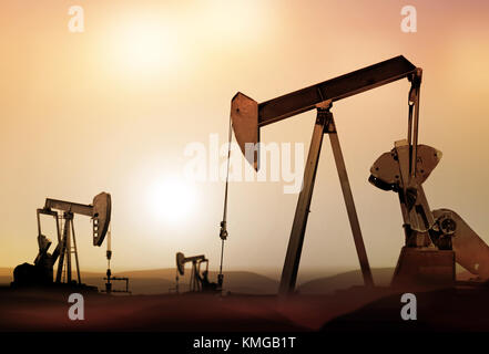 Retro Ölpumpen in verlassenen Viertel bei Sonnenuntergang Stockfoto