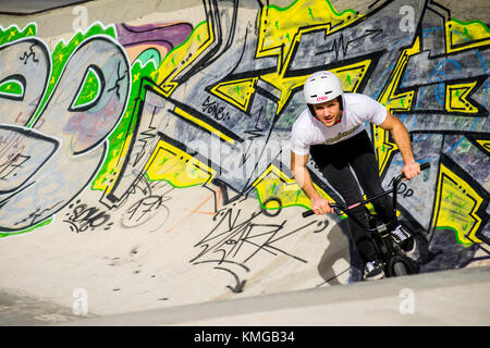 Bmx-Fahrer bei Skate Park, während Freestyle Wettbewerb, Fuengirola, Spanien. Stockfoto