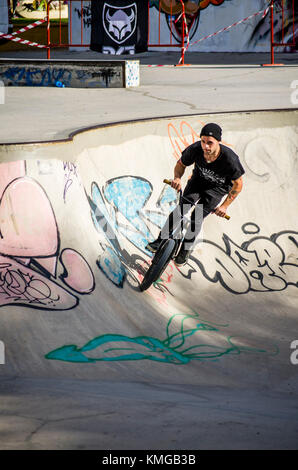 Bmx-Fahrer bei Skate Park, während Freestyle Wettbewerb, Fuengirola, Spanien. Stockfoto