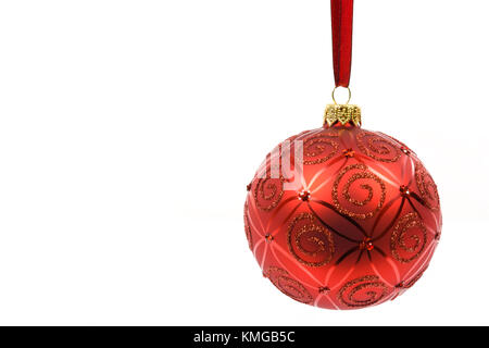 Perfekt und ideal rot Glas christmas ball hängen an einem roten Band auf einem weißen Hintergrund in Nahaufnahme Stockfoto